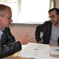 Bild vergrößern:Fraktionsvorsitzender Wigbert Schwenke MdL im Gespräch mit Dr. Moawia Al-Hamid, dem 1. Vorsitzenden der Islamischen Gemeinde Magdeburg 