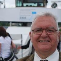Bild vergrößern:Stadtrat Hubert Salzborn bei seinem Besuch auf der MS Wissenschaft die am Petriförder angelegt hat