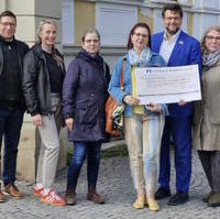 Bild vergrößern:Übergabe einer 1.600 Euro Spende an der Verein schwerstkranker Kinder und ihrer Eltern am 10. April
