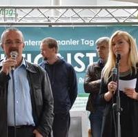 Bild vergrößern:Stadtrat Wigbert Schwenke beim Interview beim Jugendaktionstag in der Magdeburger Innenstadt