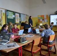 Bild vergrößern:Die Schüler der Klasse 4f an der dreisprachigen internationalen Grundschule bei ihrer Arbeit zu dem Projekt 