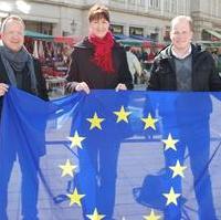 Bild vergrößern:Die Betreuer eines Informationsstandes zur Europäischen Union der im Rahmen der Europawoche in Sachsen-Anhalt stattfand. 