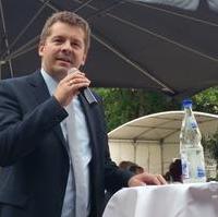 Bild vergrößern:Der Europaabgeordnete Sven Schulze eröffnet sein Europafest