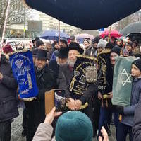 Bild vergrößern:Feierlicher Einzug der Tora-Rollen in die neue Magdeburger Synagoge am 08. Dezember.