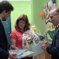 Bild vergrößern:Zum Tag der Kinderbetreuung besuchten am 15. Mai der Vorsitzende der CDU-Landtagsfraktion Siegfried Borgwardt MdL (r.) und der sozialpolitische Sprecher der CDU-Landtagsfraktion Tobias Krull MdL (l.) die Magdeburger evangelische Kita FriedensReich. Stellvertretend für alle Mitarbeiterinnen erhielt die Einrichtungsleiterin Magdalena Gerlach ein kleines Dankeschön für ihre so wichtige Arbeit. 