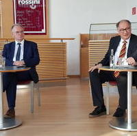 Bild vergrößern:Ministerpräsident Dr. Reiner Haseloff MdL und der Präsident des Bundesverwaltungsamtes Christoph Verenkotte bei einer Pressekonferenz am 21.12.2021