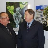 Bild vergrößern:Der Ratsfraktionsvors. Wigbert Schwenke MdL und der Landtagspräsident Dieter Steinecke MdL bei der Vernissage der Photoausstellung -Magdeburg damals und heute- von Werner Klapper (v.l.n.r.)