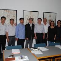 Bild vergrößern:Der Beigeordnete für Wirtschaft, Tourismus und regionale Zusammenarbeit, Rainer Nitsche (5.v.l.), empfängt eine chinesische Delegation aus Qingdao im Magdeburger Rathaus. 