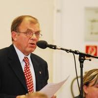 Bild vergrößern:Stadtrat Dr. Klaus Kutschmann (l.) bei einem Redebeitrag im Magdeburger Stadtrat, rechts zu sehen die Stadträtin Uta Siedentopf 