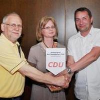 Bild vergrößern:Gerhard Häusler (l.) übergibt symbolisch seinem frischgewählten Nachfolger als Vorsitzender des CDU-Ortsverbandes Am Neustädter Feld Tim Liebe (r.) die Führung dieses Verbandes. Mit dabei die CDU-Kreisgeschäftsführerin Doris Memmler (m.). 