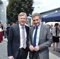 Bild vergrößern:Geschäftsführer Dr. Karl Gerhold begrüßt EU-Kommissar Günther Oettinger zum Sommerfest der GETEC AG (v.l.n.r.)
