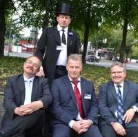 Bild vergrößern:Fraktionsvorsitzender Wigbert Schwenke, Wobau-Prokurist Peter Lackner und Bürgermeister Klaus Ziermann (v.l.n.r.) mit Michael Otto als Hermann Beims (hinten) bei der Eröffnung des neugestalteten Beimsplatzes