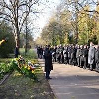 Bild vergrößern:Am Volkstrauertag, 13. November 2016, haben der CDU Kreisvorsitzende Tobias Krull MdL und der Ratsfraktionsvorsitzende (Fraktion CDU/FDP/BfM) Wigbert Schwenke bei der offiziellen Veranstaltung auf dem Magdeburger Westfriedhof einen gemeinsamen Kranz niedergelegt.