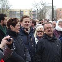 Bild vergrößern:Bundestagskandidat Tino Sorge (Mitte) und Fraktionsvorsitzender Wigbert Schwenke MdL (l.) während der Feierlichkeiten zur Streckeneröffnung der MVB