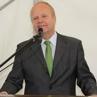 Bild vergrößern:Der Staatssekretär im Ministerium für Landesentwicklung und Verkehr Dr. Klaus Klang spricht bei der Eröffnung der neuen Holzpelletfeuerungsanlage der Firma GETEC in Magdeburg-Reform