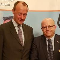 Bild vergrößern:Der Vizepräsident des Wirtschaftsrates Friedrich Merz zusammen mit dem Magdeburger Sektionssprecher des Wirtschaftsrates und Stadtratsvorsitzenden Michael Hoffmann am Rande einer Veranstaltung am 11. Februar 2020. (v.l.n.r.)