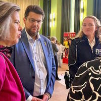 Bild vergrößern:Gespräch bei einer Veranstaltung zum Thema Verkehrssicherheit am Magdeburger Hegel-Gymnasium am 08.03.2024. 