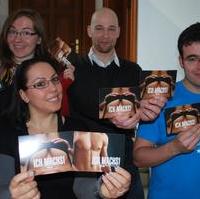 Bild vergrößern:Mitglieder des im Ring-Politischer-Jugend Magdeburg vertretenen politischen Jugendorganisationen (JUSOS, JU, JULIS und Grüne Jugend) präsentieren ihre gemeinsame Postkartenaktion zur Landtagswahl