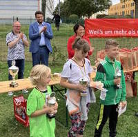 Bild vergrößern:Siegerehrung beim der Minigolfmeisterschaft der Magdeburger Grundschulen am 22. September. Mit dabei Tobias Krull MdL. 