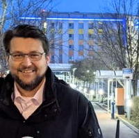 Bild vergrößern:Der Magdeburger CDU-Oberbürgermeisterkandidat Tobias Krull vor dem städtischen Klinikum. 
