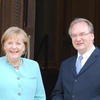 Bild vergrößern:Die Bundeskanzlerin Dr. Angela Merkel und der Ministerpräsident Dr. Reiner Haseloff bei einem gemeinsamen Termin in der Landeshauptstadt (v.l.n.r.)