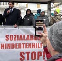 Bild vergrößern:Tobias Krull spricht bei einer Demonstration zum Thema Eingliederungshilfe