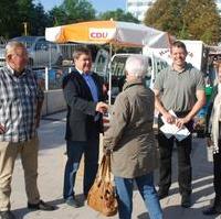 Bild vergrößern:Infostand des CDU-Ortsverbandes Magdeburg-Süd aus Anlass der Bundestagswahl mit Stadtrat Gunter Schindehütte, Landtagsabgeordneter Dieter Steinecke, Ortsverbandsvorsitzender Stefan Hörold und die stellv. MIT-Kreisvorsitzende Sabine Wölfer (v.l.n.r.)