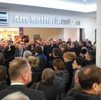 Bild vergrößern:Der WOBAU-Geschäftsführer Heinrich Sonsalla spricht vor zahlreichen Gästen aus Anlass der Eröffnung eines Marktes im Katharinenturm.