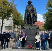 Bild vergrößern:Die Teilnehmer an der Gedenkveranstaltung zum 292. Geburtstag des gebürtigen Magdeburgers und Helden des amerikanischen Unabhängigkeitskrieges General von Steuben am 17. September.  