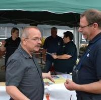 Bild vergrößern:Fraktionsvorsitzender Wigbert Schwenke MdL im Gespräch mit Sven Holste von der Freiwilligen Feuerwehr Olvenstedt auf dem Stadtteilfest Olvenstedt (v.l.n.r.)