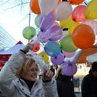 Bild vergrößern:Kreisgeschäftsführerin Doris Memmler verteilt bunte Luftballons an die Teilnehmer der Menschenkette.