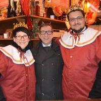 Bild vergrößern:Landtagsabgeordnete Edwina Koch-Kuper (l.) und Kreisvorsitzender Tobias Krull (r.) unterstützen tatkräftig den von der Jungen Union in Zusammenarbeit mit Jens Burkart von der Magdeburger Gastro Conzept (Mitte) organisierten Glühweinverkauf für den Guten Zweck. Die Spenden werden dieses Jahr an die Magdeburger Stadtmission und das Netzwerk Leben gehen. 