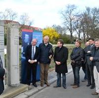 Bild vergrößern:Der Rotary Club Magdeburg enthüllte in Anwesenheit von Minister Hermann Onko Aeikens (l.) Stelen zum Gedenken an den Pegelstand während des Hochwassers 2013