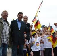 Bild vergrößern:Der bildungspolitische Sprecher der Fraktion CDU/Bund für Magdeburg Gunter Schindehütte und Stadtrat Bernd Heynemann (v.l.n.r.) unterstützten das Team 