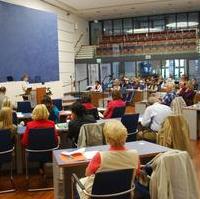 Bild vergrößern:Blick in den Otto von Guericke Saal beim 3. Diskussionsforum zur Erarbeitung eines seniorenpolitischen Konzeptes für die Landeshauptstadt