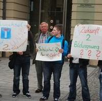 Bild vergrößern:Stadtrat Gunter Schindehütte am Rande der Proteste gegen die geplante Verlagerung des Standortes der Schule des Zweiten Bildungsweges