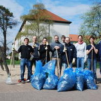 Bild vergrößern:Mitglieder der JU/CDU nach ihrer Reinigungsaktion eines Spielplatzes im Stadtteil Fermersleben