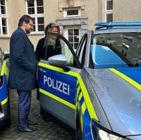 Bild vergrößern:Am 19.12. wurden neue Polizeifahrzeuge übernehmen. Mit dabei die Innenministerin Dr. Tamara Zieschang und der Innenpolitiker Tobias Krull MdL. 