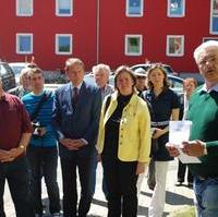 Bild vergrößern:Stadtrat Hubert Salzborn (rotes Oberteil), Ortsverbandsvors. Gerhard Häusler (halbverdeckt), CDU-Kreisvorsitzender Jürgen Scharf MdL (blaues Jacket), CDU-Stadträtin Uta Siedentopf (gelbes Oberteil) und Rolf-Dieter Weske (grüner Pullover) (v.l.n.r) bei der Einweihung der Gedenktafel für Ernst Jennrich, einem Opfer des DDR-Unrechtsstaates