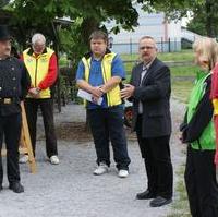 Bild vergrößern:Wigbert Schwenke (dunkler Anzug) bei der Eröffnung des 5. Spieltages der Minigolf-Bundesliga in Magdeburg. Neben ihm Sabine Burkert (Minigolffreunde Magdeburg) und Volker Missonnier (Bundesliga-Manager). (Photo Uwe Rosenbaum)