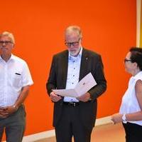 Bild vergrößern:Staats- und Kulturminister Rainer Robra übergab heute (26.07) im Rahmen seiner Sommerreise an das Kunstmuseum Kloster Unser Lieben Frauen und an das Kulturhistorische Museum Fördermittelbescheide. Damit kann die wichtige Arbeit in beiden Häuser fortgesetzt werden.