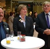 Bild vergrößern:Fraktionsvorsitzender Wigbert Schwenke MdL (l.) und Wirtschaftsminister Hartmut Möllring (r.) gratulierten Centermanagerin Margret Stange-Gläsener zum 15-jährigen Bestehen des Allee Centers Magdeburg