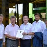 Bild vergrößern:Auch in diesem Jahr stellt das Land Sachsen-Anhalt Fördermittel für die Unterhaltung des Schiffshebewerk-Magdeburg bereit. Verkehrsminister Thomas Webel überreichte heute (09.08) Oberbürgermeister Dr. Lutz Trümper einen Bewilligungsbescheid über 126.000 Euro für Instandsetzungs-, Sicherungsmaßnahmen und Planungsleistungen. Mit dem Eigenanteil der Stadt Magdeburg stehen dem Projekt damit insgesamt mehr als 143.000 Euro zur Verfügung.