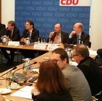 Bild vergrößern:Sitzung des Hauptausschusses der Kommunalpolitischen Vereinigung von CDU und CSU in Berlin, unter der Leitung des KPV-Bundesvorsitzenden Ingbert Liebing MdB (3.v.l.). Es ging bei den Beratungen unter anderem um das Thema Einwanderung.