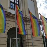 Bild vergrößern:Die Regenbogenfahnen am 09. August vor dem Magdeburger Rathaus. 