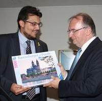 Bild vergrößern:Als Dank für sein Rede bei der Versammlung der CDU Magdeburg übergibt der CDU-Kreisvors. Tobias Krull ein Puzzle des Magdeburger Doms an Ministerpräsident Dr. Reiner Haseloff MdL (v.l.n.r.)