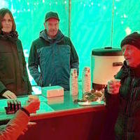 Bild vergrößern:Beim Weihnachtsmarkt auf dem Hopfenplatz sammelte der CDU-Ortsverband Süd Spenden für den guten Zweck. 