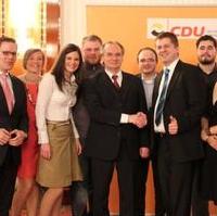 Bild vergrößern:Mitglieder der Jungen Union Sachsen-Anhalt, voran der JU-Landesvorsitzende Sven Schulze, gratulieren dem CDU-Spitzenkandidaten Dr. Reiner Haseloff zum Wahlsieg (Photo Stefan Feldt)