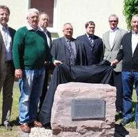 Bild vergrößern:Stadtrat Bromberg, Initiator Weske, WOBAU-Geschäftsf. Sonsalla, Stadtrat Schwenke MdL, Landtagspräsident Steinecke, Ordnungsbeigeordneter Platz und Ernst Jennrich jun. bei der Einweihung des Gedenksteins an Ernst Jennrich der durch den DDR-Unrechtsstaat unschuldig hingerichtet wurde (v.l.n.r.)