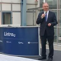 Bild vergrößern:Ministerpräsident Dr. Reiner Haseloff spricht am 07. September beim Sommerfest zum 15jährigen Bestehens des Magdeburger IT-Unternehmens Lintra 